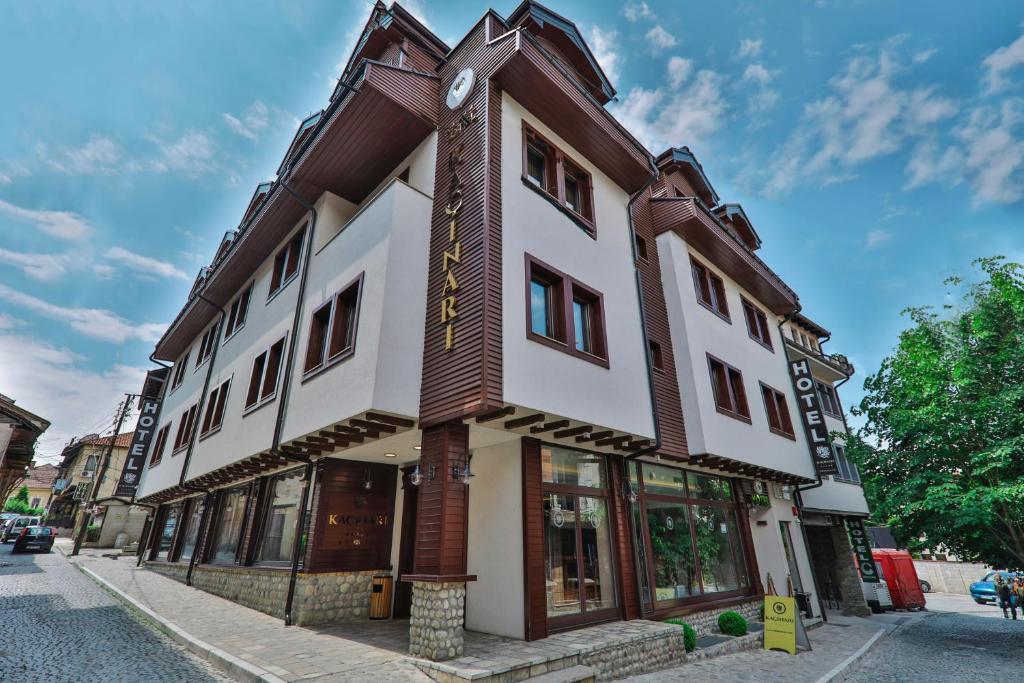 Un edificio con un orologio sul lato. di Hotel Kacinari a Prizren