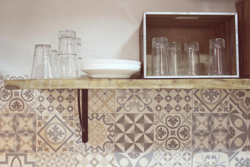 una encimera de cocina con vasos y platos. en Casa Rural Teresa, en El Molar