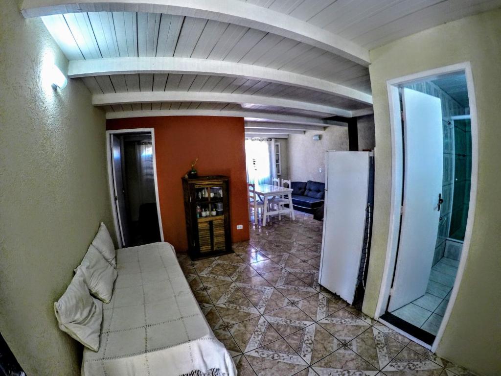 a living room with a couch and a refrigerator at Departamento Centro de Búzios in Búzios