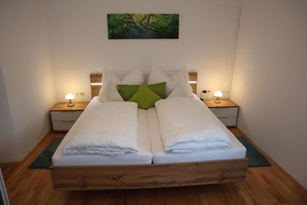 Postel nebo postele na pokoji v ubytování Ferienwohnung Lenz
