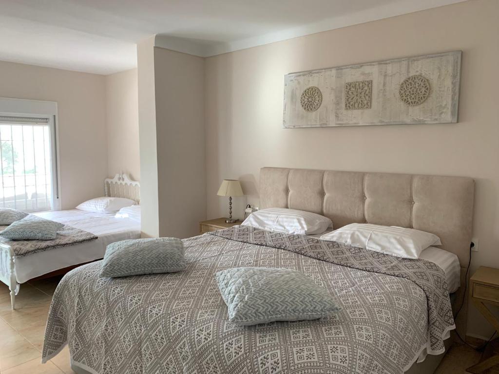 ein Schlafzimmer mit 2 Betten mit Kissen darauf in der Unterkunft Apartamentai in Torremolinos