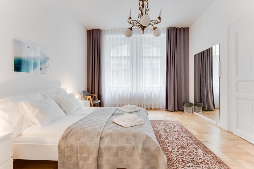The Dancing House Residence, Two Bedroom Apartment with Balcony near river! - Deluxe Apartment