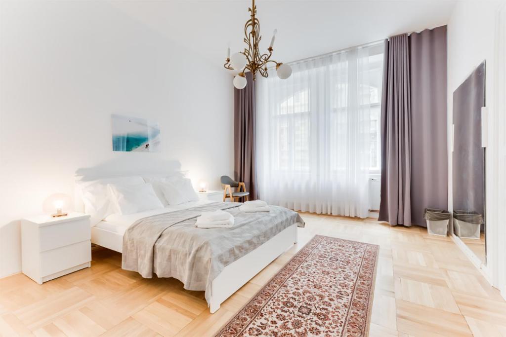 プラハにあるThe Dancing House Residenceの白いベッドルーム(大型ベッド1台、ラグ付)