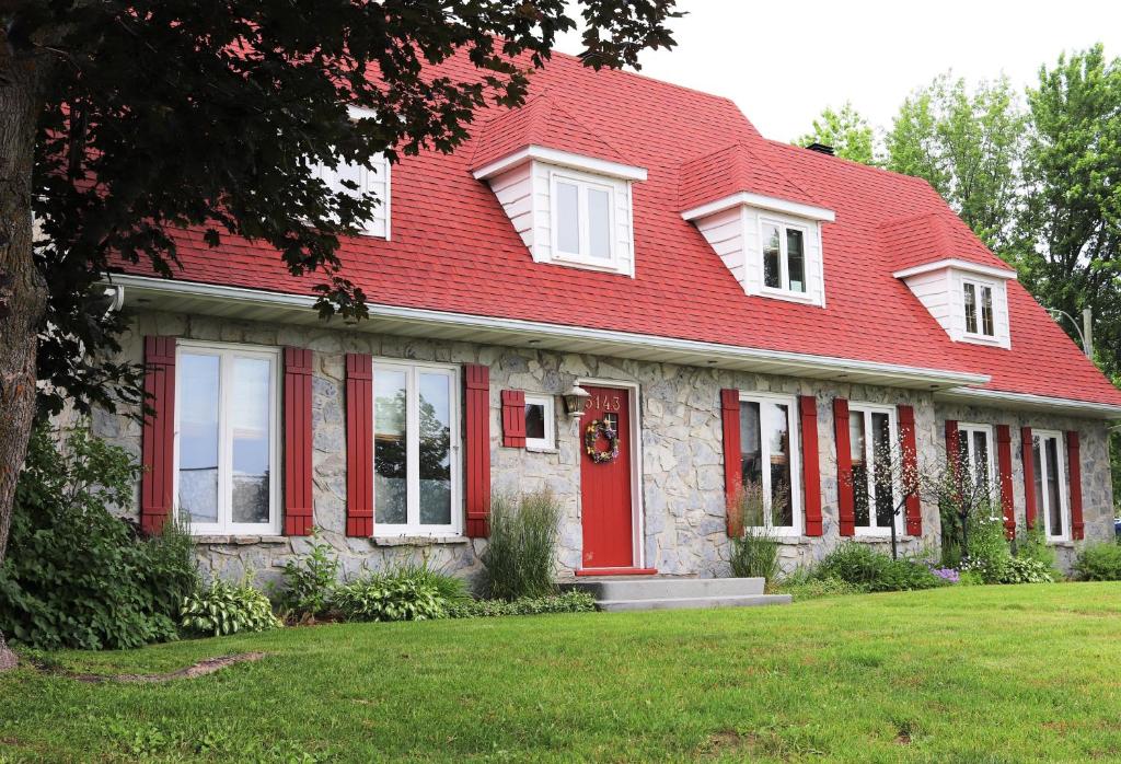 une maison au toit rouge avec un toit rouge dans l'établissement Au Gîte de la Chute, à Boischâtel