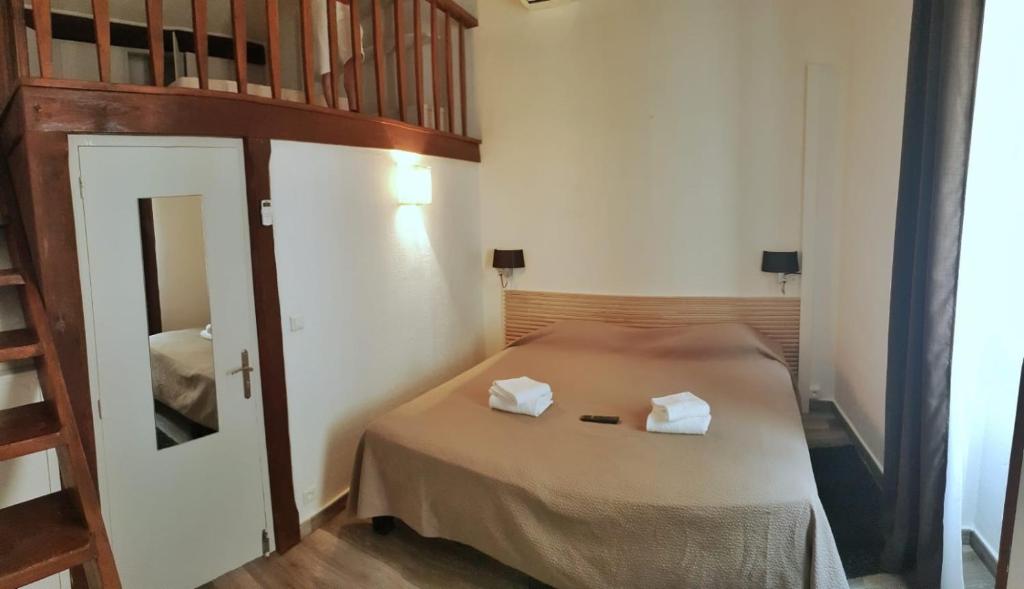 Habitación pequeña con 1 cama con 2 toallas. en L'Escale chambres privées chez l'habitant JFDL en Bonifacio