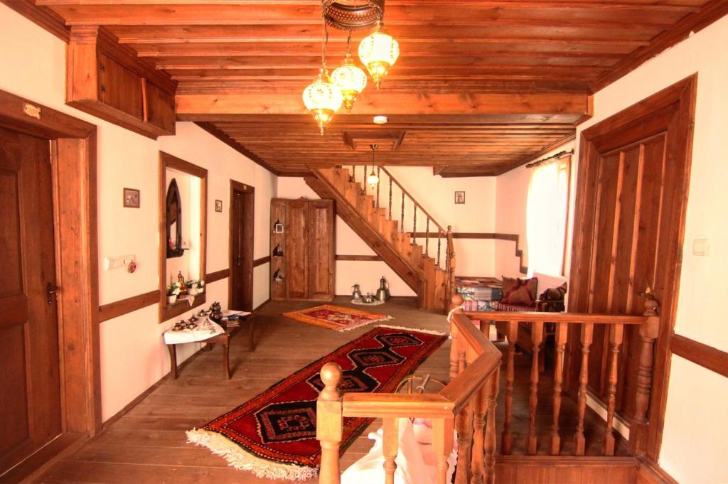 sala de estar con suelo de madera y escalera en Badeli Konak Safranbolu en Safranbolu