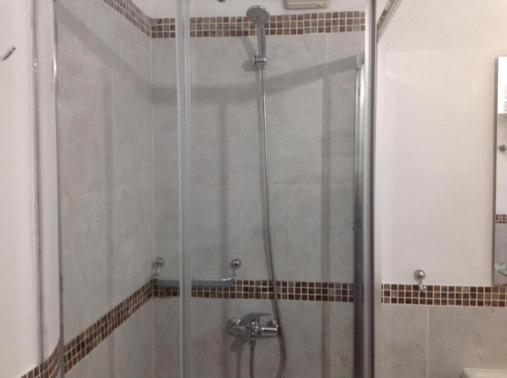 um chuveiro com uma porta de vidro na casa de banho em Casa Amplio Jardín - Centro Maldonado em Maldonado