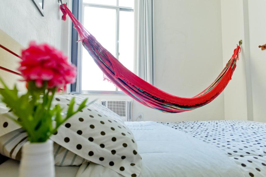 een hangmat boven een bed in een slaapkamer bij Copacabana Quadra da Praia in Rio de Janeiro