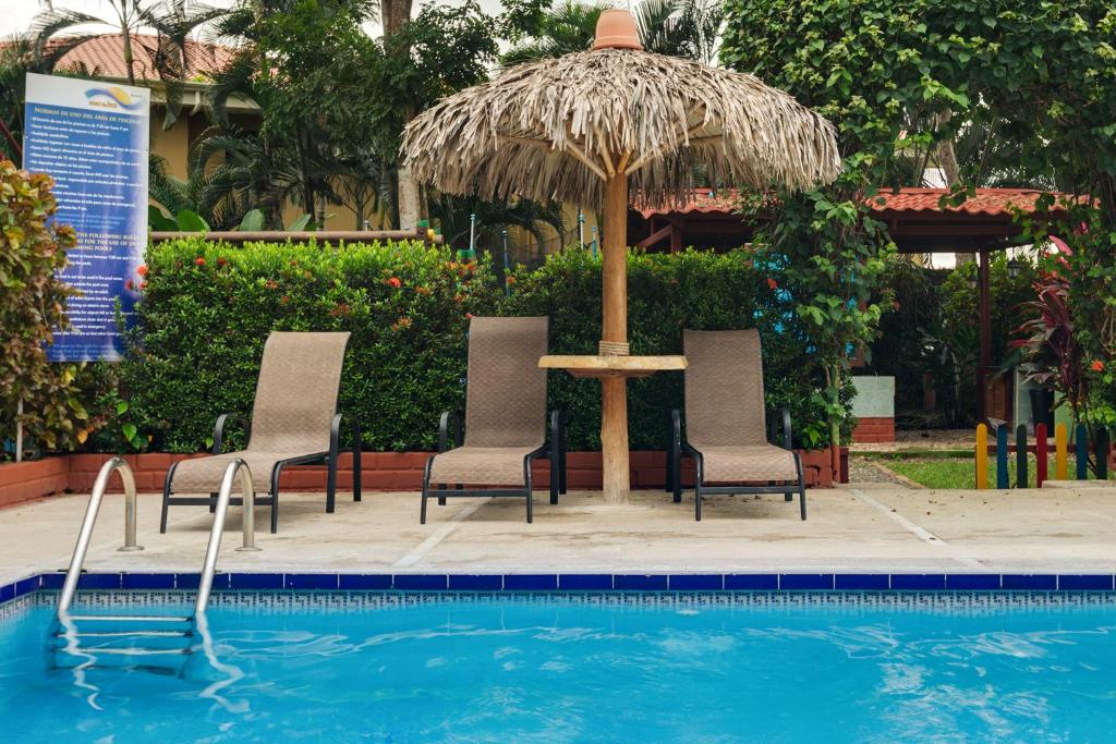 Bazén v ubytování Hotel Mar de Luz nebo v jeho okolí