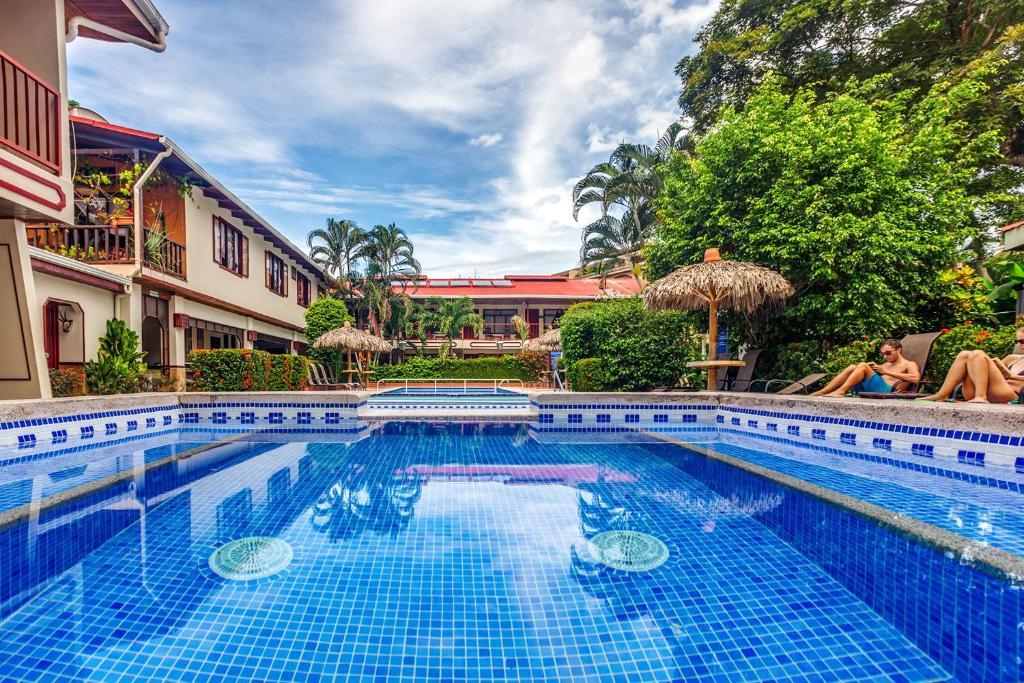 Bazén v ubytování Hotel Mar de Luz nebo v jeho okolí