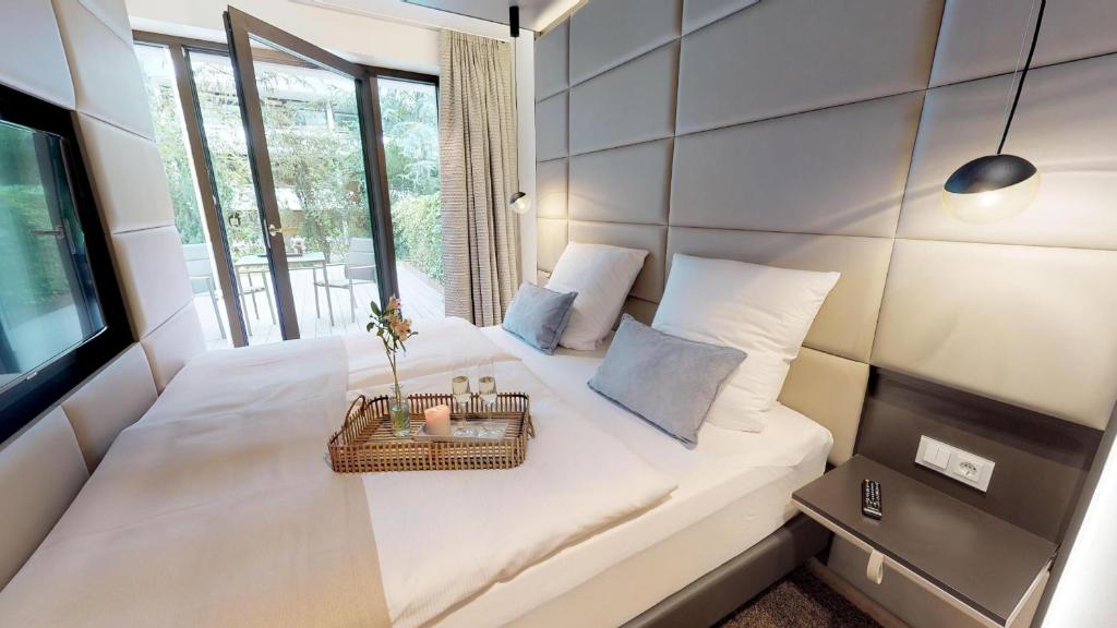Cette petite chambre comprend un lit et une télévision. dans l'établissement White Pearl Apartment 0.14, à Timmendorfer Strand