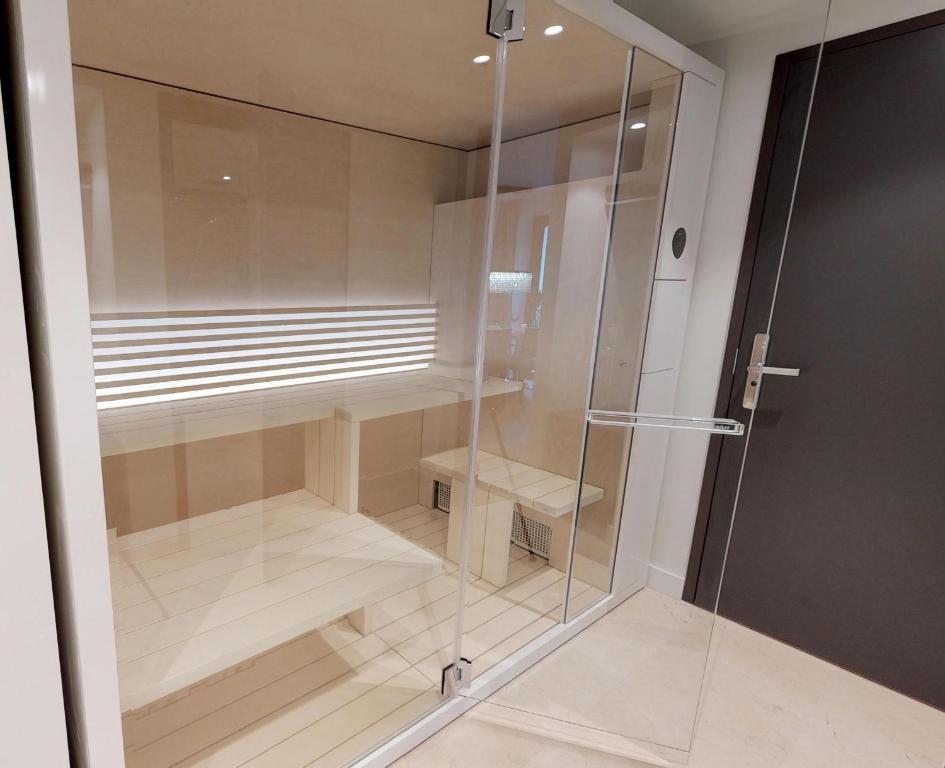 cabina doccia con porta in vetro di White Pearl Apartment 2.08 a Timmendorfer Strand