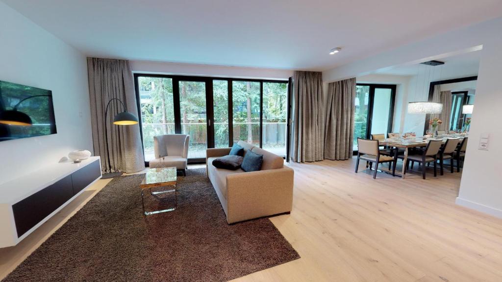 uma sala de estar com um sofá e uma mesa em White Pearl Apartment 0.05 em Timmendorfer Strand