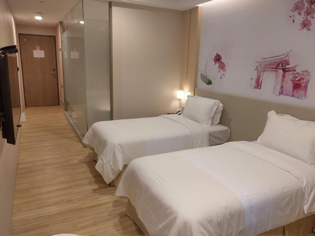 Una cama o camas en una habitación de 台南星鑽國際商旅 Hua Hotel