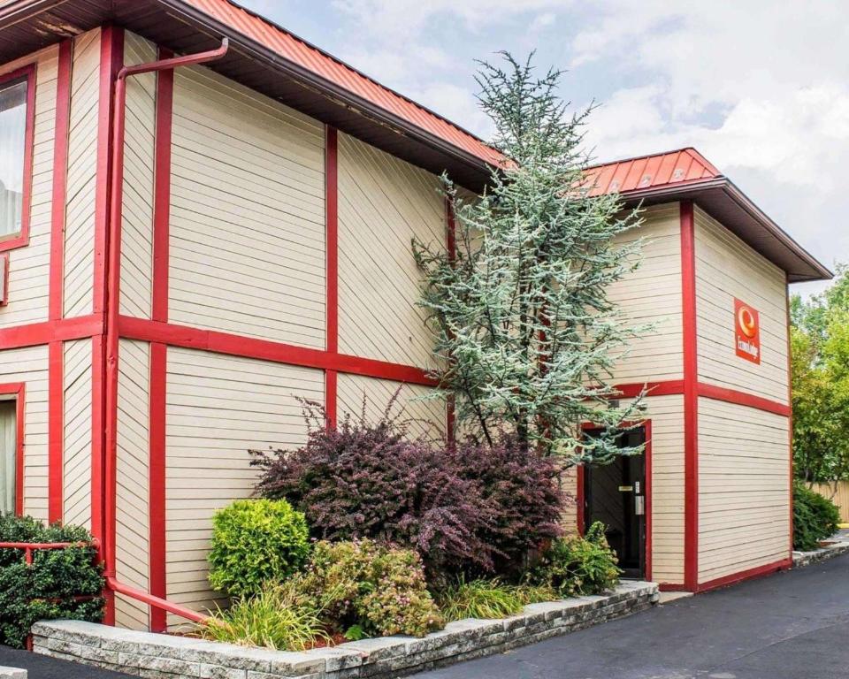 een gebouw met een rode en witte bij Econo Lodge Scranton near Montage Mountain in Scranton