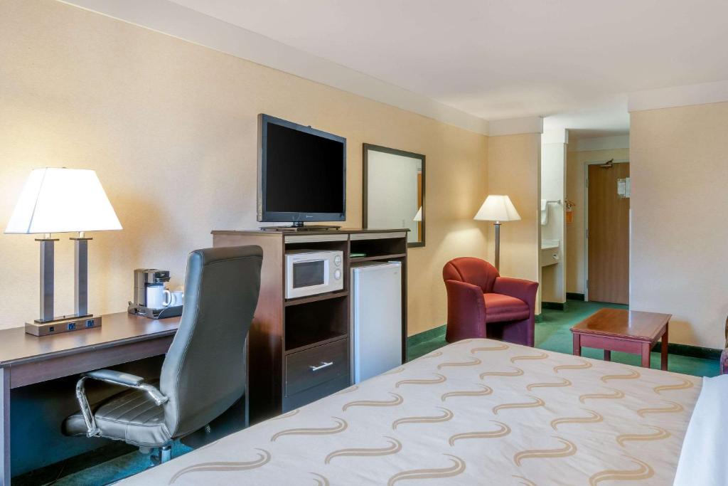 TV a/nebo společenská místnost v ubytování Quality Inn