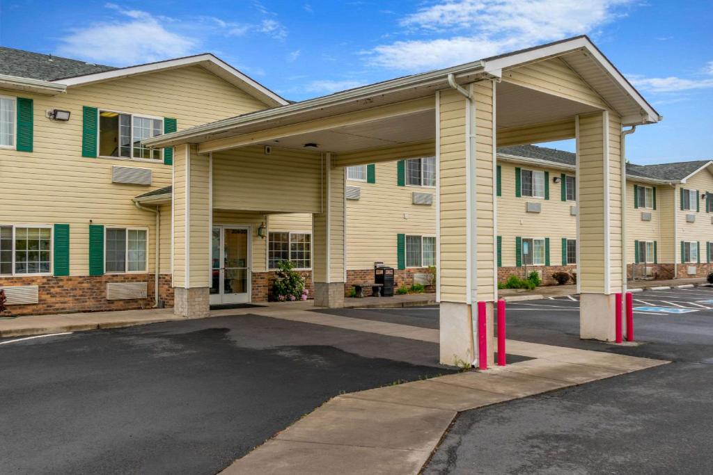 un estacionamiento frente a un edificio en Bend Quality Inn, en Bend