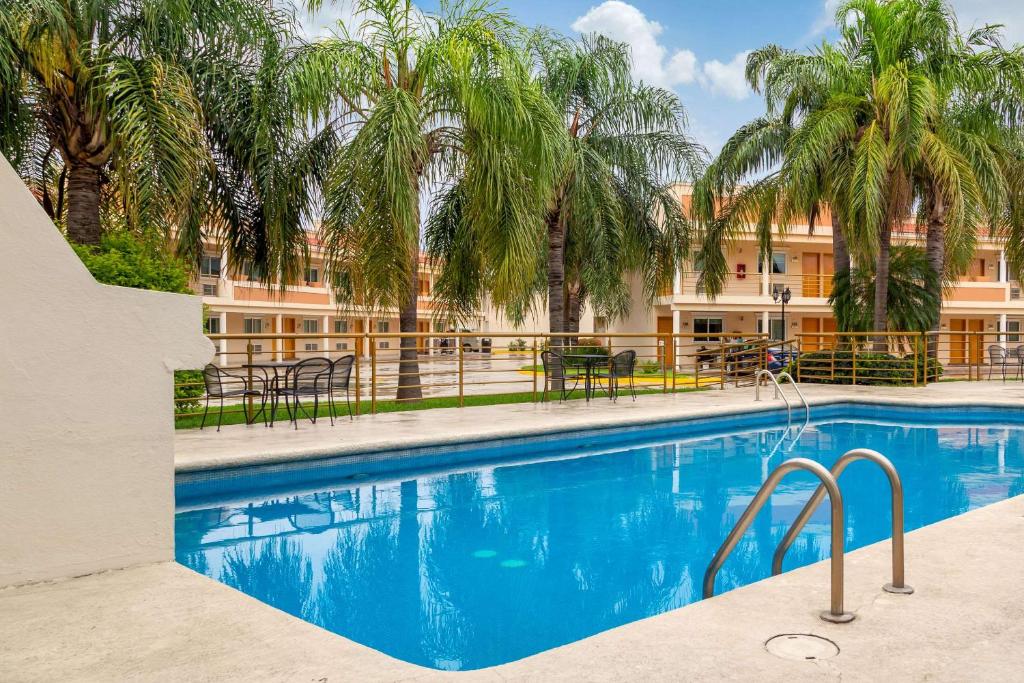 Bazén v ubytování Comfort Inn Monterrey Norte nebo v jeho okolí