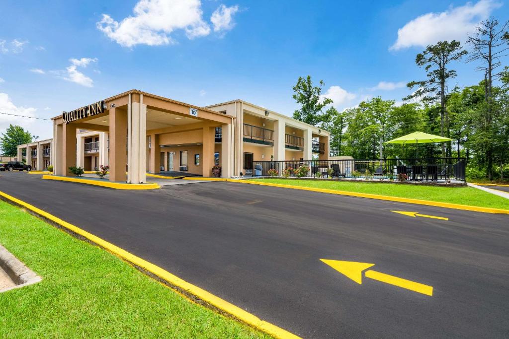 un edificio con una flecha en la carretera en Quality Inn, en Cullman