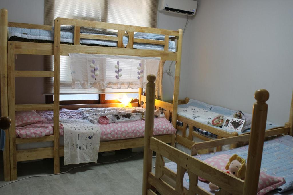 Poschodová posteľ alebo postele v izbe v ubytovaní DASAN HOUSE