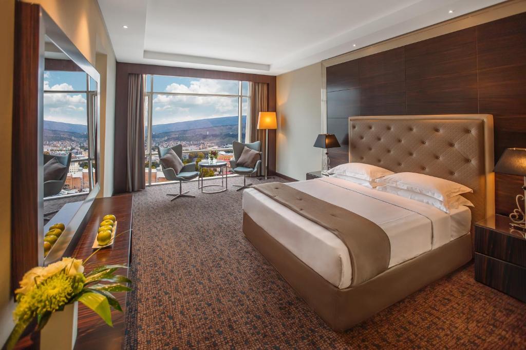 Postel nebo postele na pokoji v ubytování The Biltmore Tbilisi Hotel