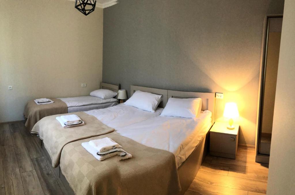 Llit o llits en una habitació de Baqari Inn
