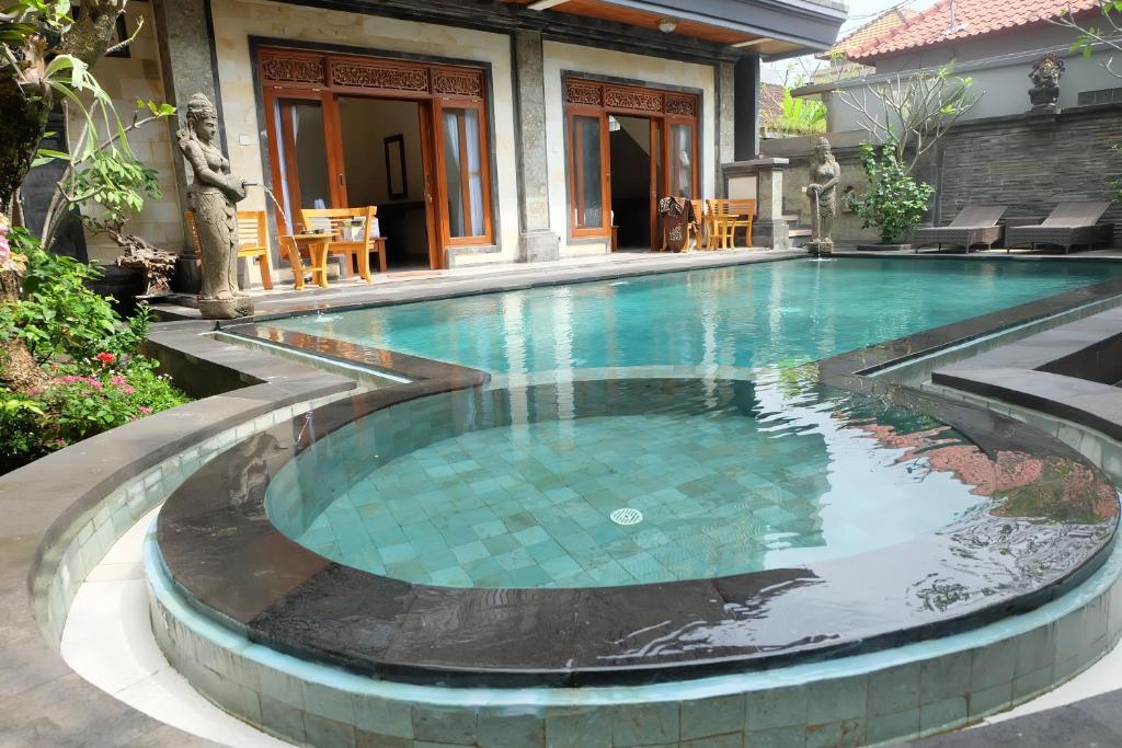 - une piscine en face d'une maison dans l'établissement Dugul Hidden, à Ubud