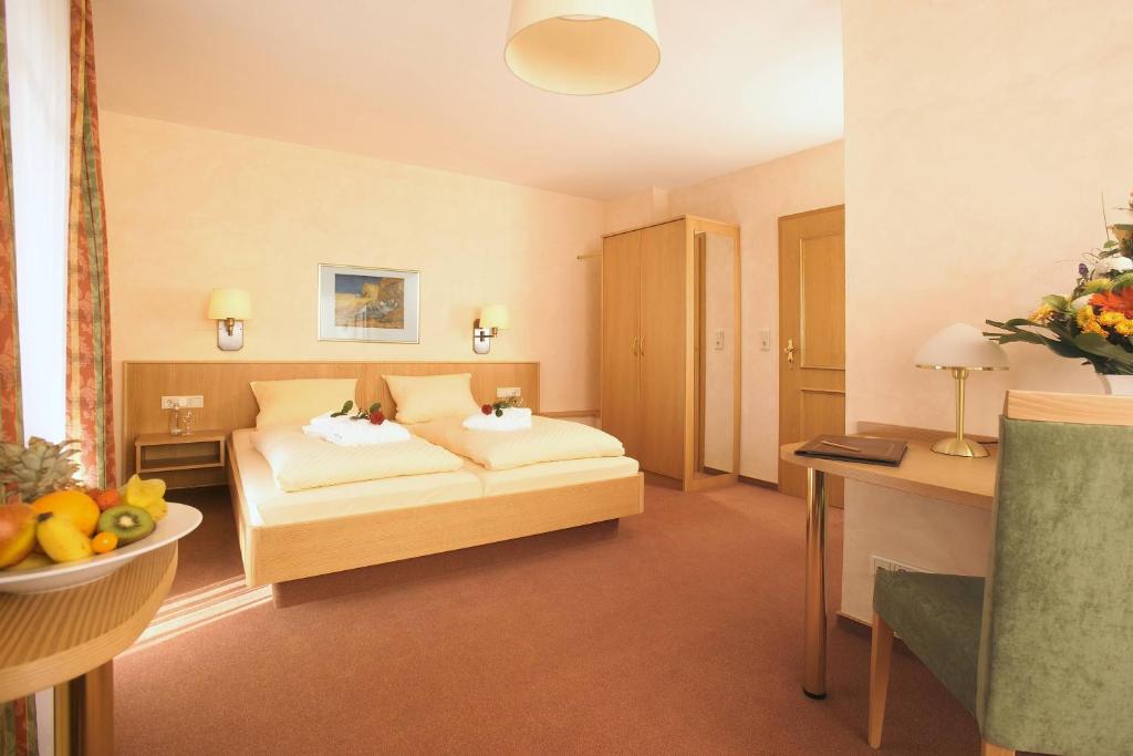 Postel nebo postele na pokoji v ubytování AKZENT Hotel Haus Sonnenberg
