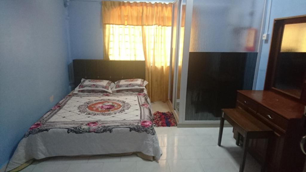 Postel nebo postele na pokoji v ubytování Homestay Roomstay Muar Srizahrani