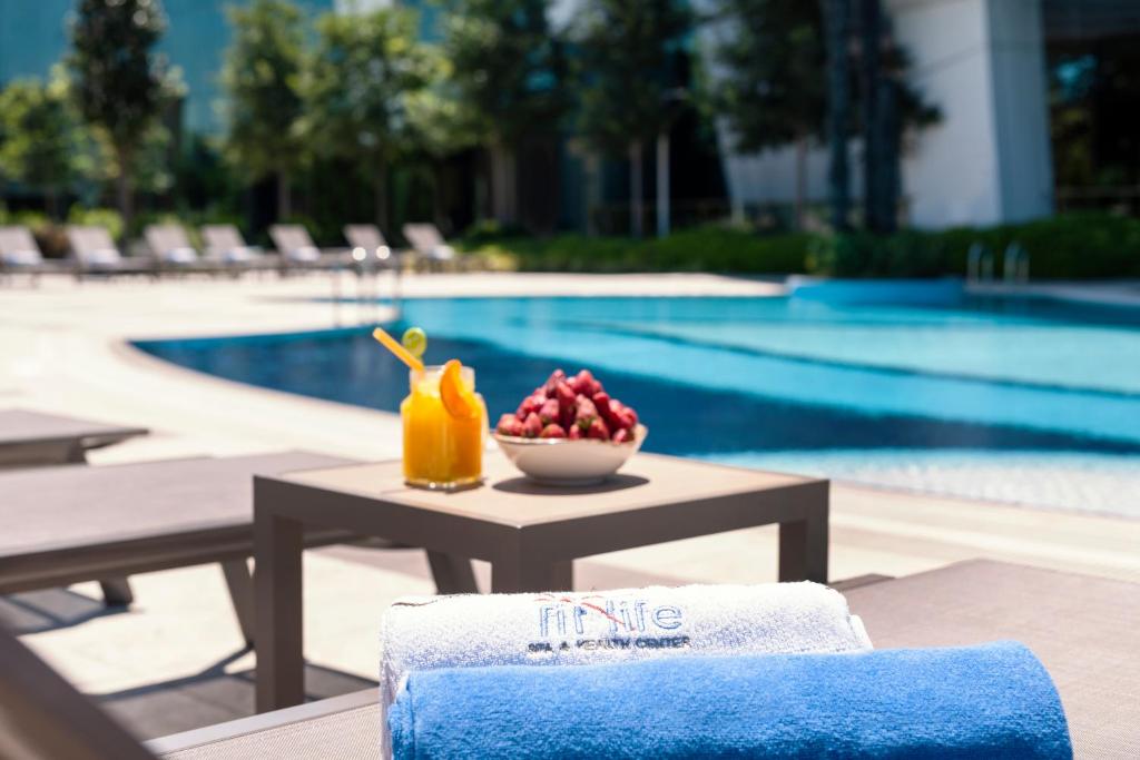 A piscina localizada em Elite World Grand Istanbul Basın Ekspres ou nos arredores