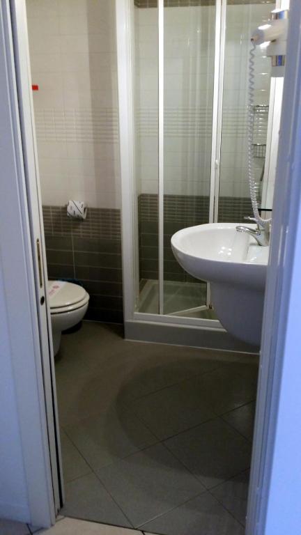 A bathroom at Hotel Residence Sanremo