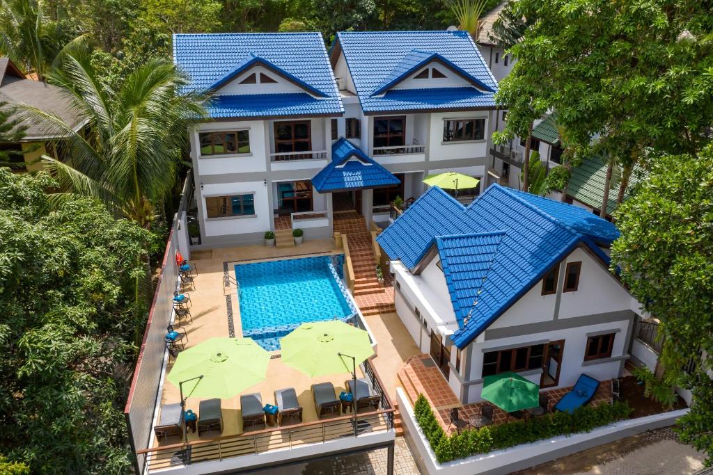 uma vista aérea de uma casa com piscina em Chaweng Lakeview Residence em Chaweng