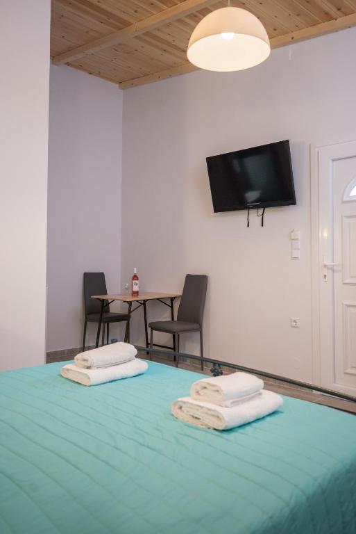 TV a/nebo společenská místnost v ubytování Camping & Rooms Kariotes