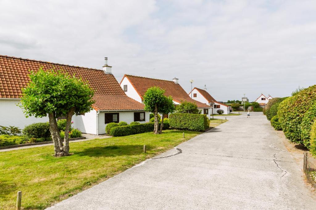 a driveway in a residential neighborhood with houses at Zeegalm Bungalows in Middelkerke
