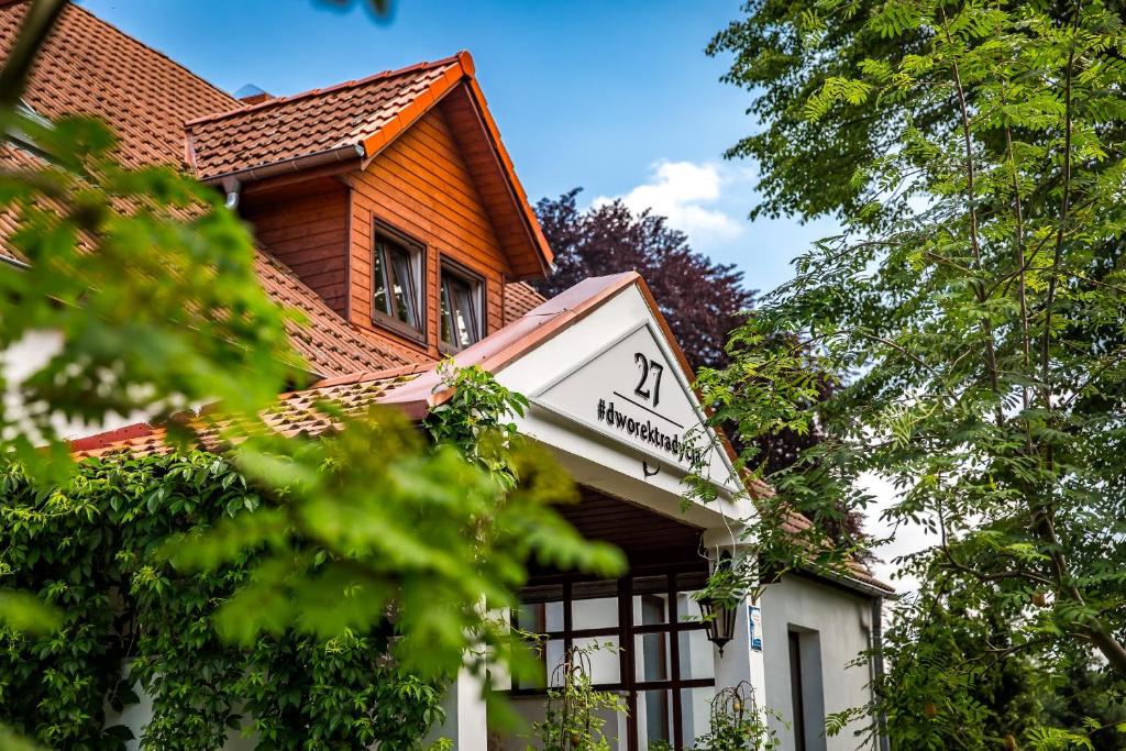 a house with a sign on the front of it at Dworek Tradycja in Łobez