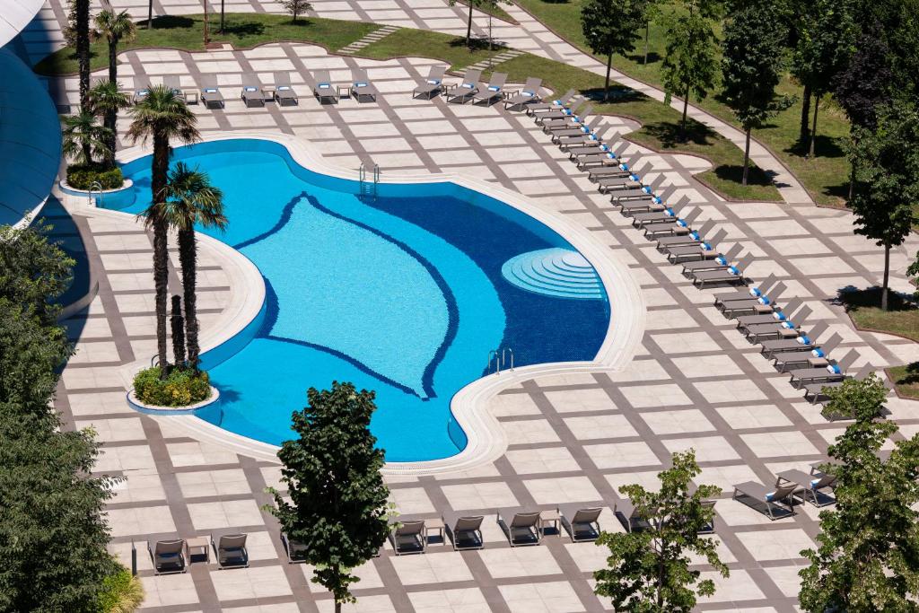 A piscina localizada em Elite World Grand Istanbul Basın Ekspres ou nos arredores