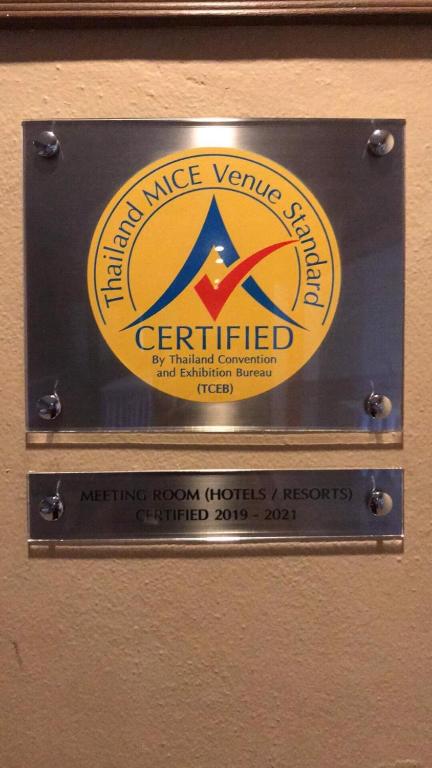 Certifikát, hodnocení, plakát nebo jiný dokument vystavený v ubytování Long Beach Cha-Am Hotel