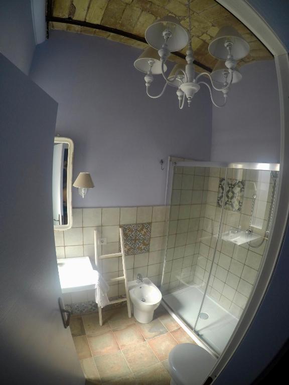 Bilik mandi di Le Stanze del Borgo