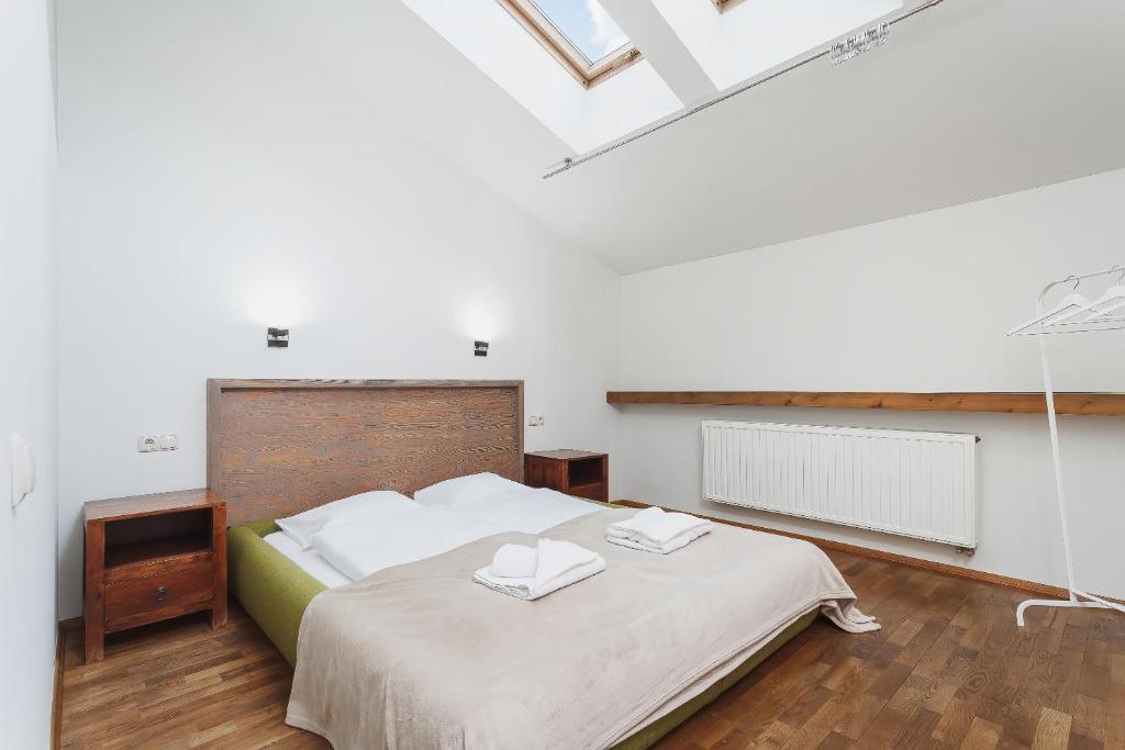 een slaapkamer met een groot bed en 2 handdoeken bij Apartment Amaretto Długa 60 by Renters in Krakau