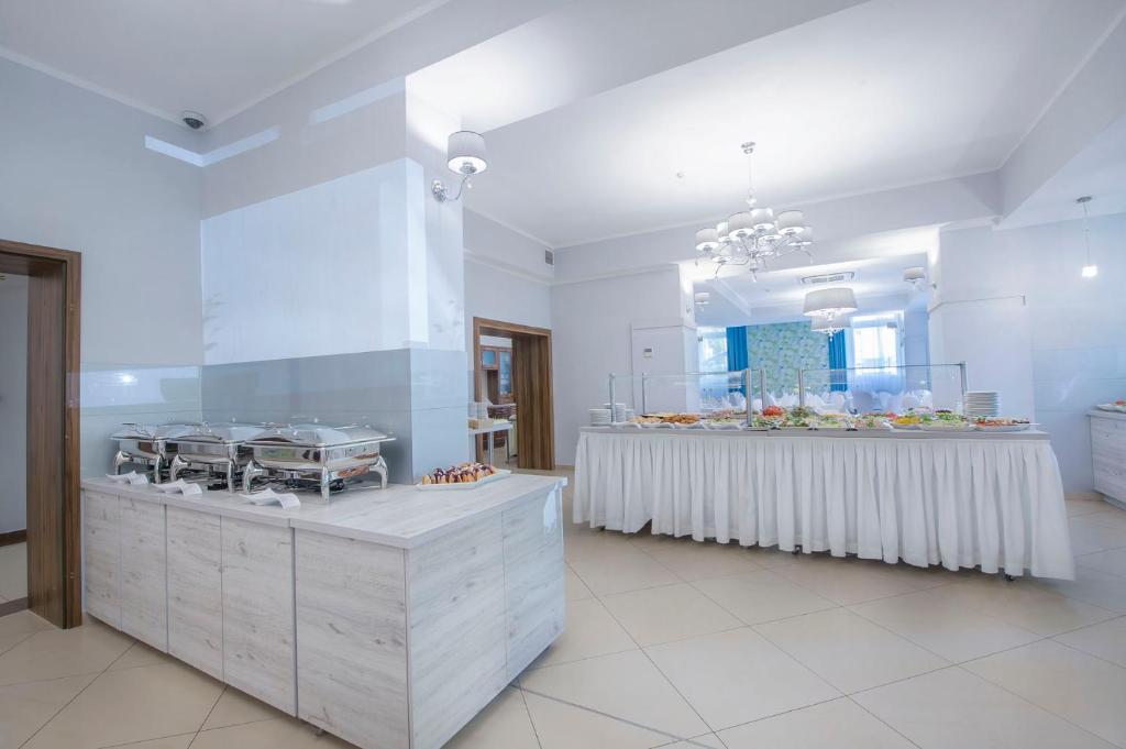 Kuchyňa alebo kuchynka v ubytovaní Hotel Cesarskie Ogrody