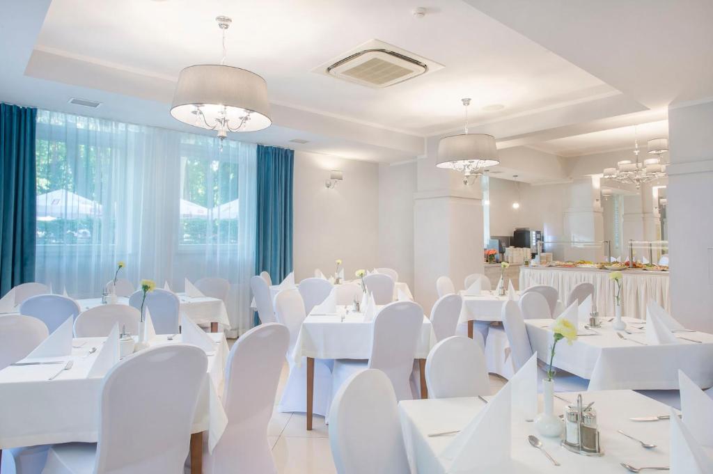 Reštaurácia alebo iné gastronomické zariadenie v ubytovaní Hotel Cesarskie Ogrody