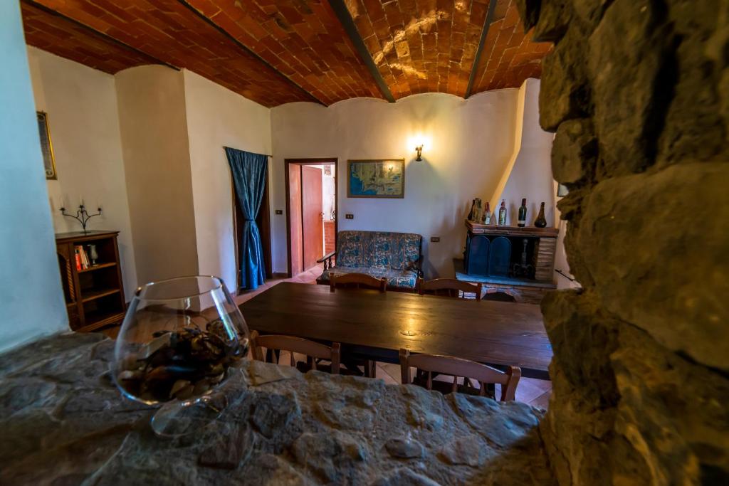 uma sala de estar com uma mesa de madeira e uma sala de jantar em Casa Ruvidi em Terranuova Bracciolini