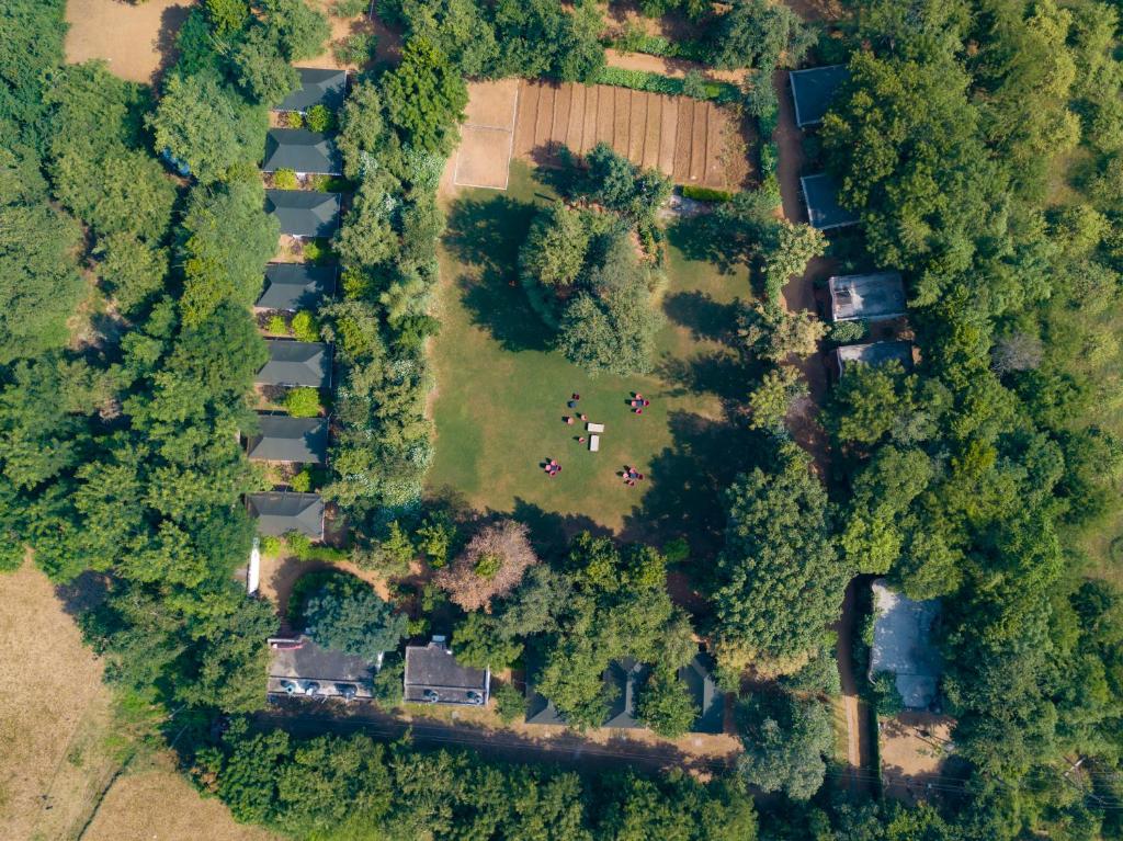 una vista aérea de una granja con un campo y árboles en Tiger Machan en Sawāi Mādhopur