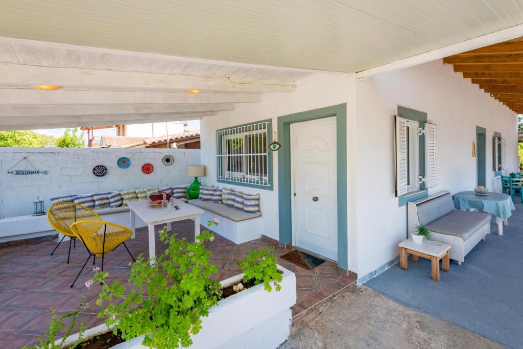 A balcony or terrace at Kiko, the Coastline house
