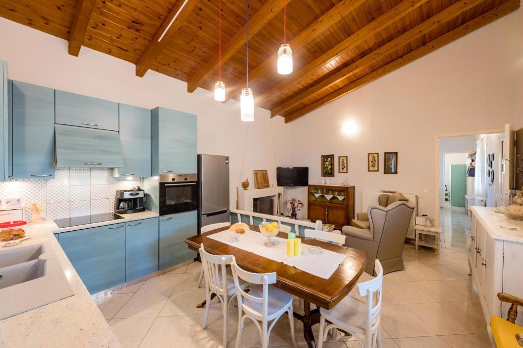 A kitchen or kitchenette at Kiko, the Coastline house