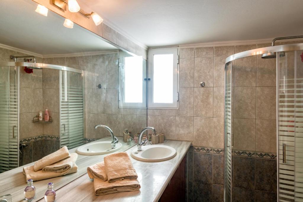 A bathroom at Kiko, the Coastline house