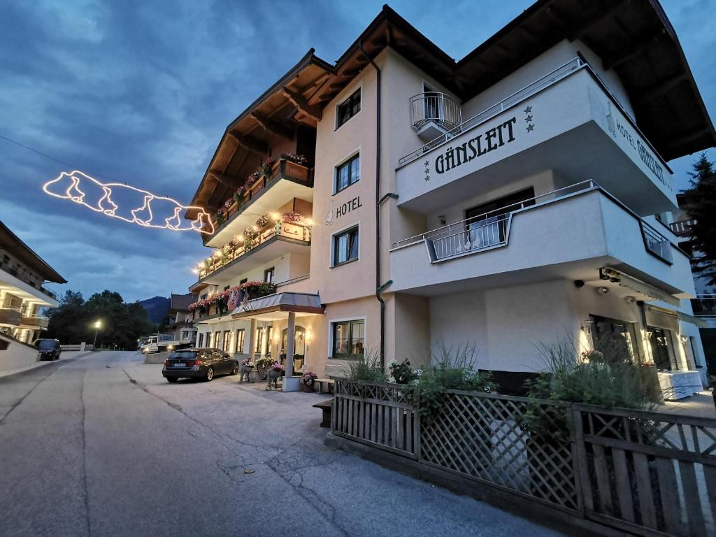 un bâtiment avec un panneau sur son côté dans l'établissement Hotel Gänsleit, à Söll