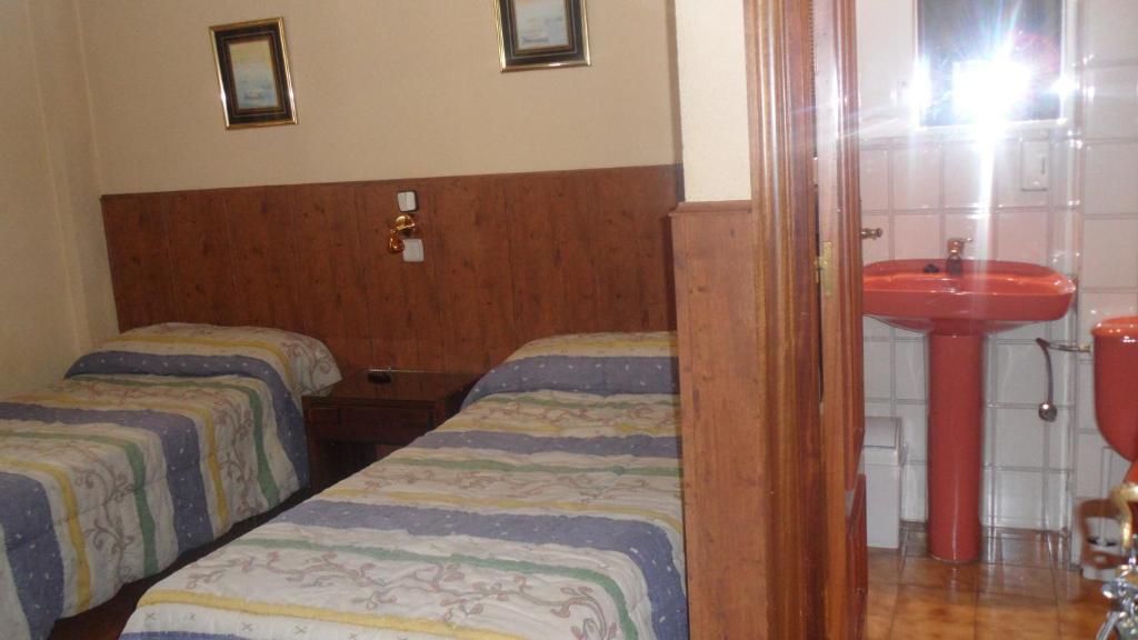 Säng eller sängar i ett rum på Hostal Suárez