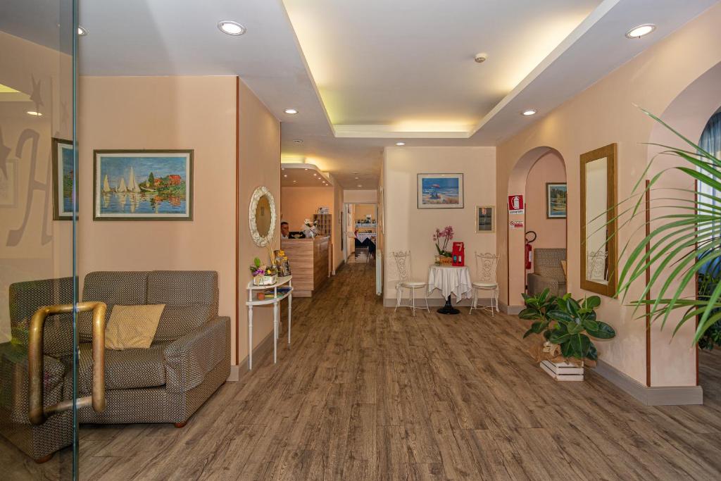 Vstupní hala nebo recepce v ubytování Hotel Perla Del Mare