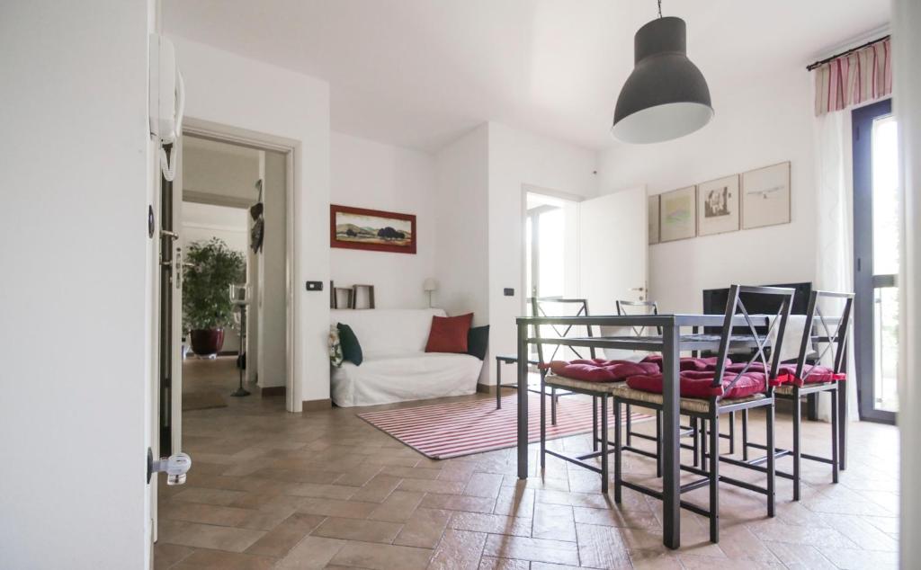 Appartamento Quattrocolli في Quattro Castella: غرفة معيشة مع طاولة وكراسي